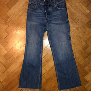 Snygga blå jeans till ankeln. - Raka och mellanlånga jeans från Ginatricot x Anine Bing. Använda 1 gång.