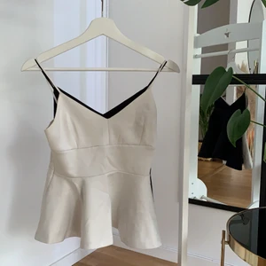 Topp - En svart & en vit topp i silke & volanger. Ursnygg passform