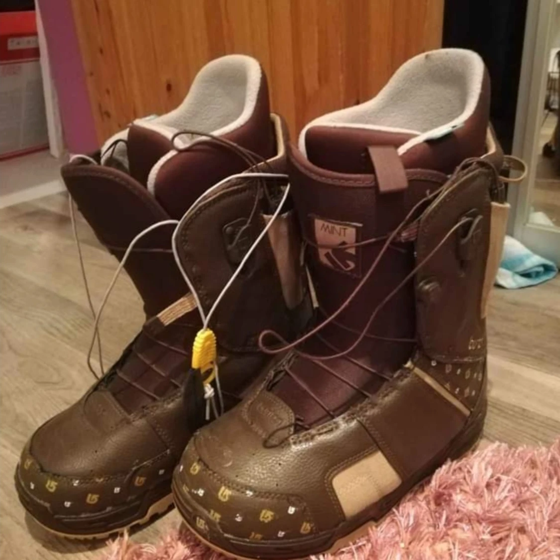 Snowboard boots