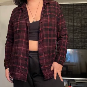 Rödrutig skjorta - Skön rutig skjorta. Storlek 44 men passar antagligen allt från XS/XXS till liten XL beroende på hur du vill att den ska sitta