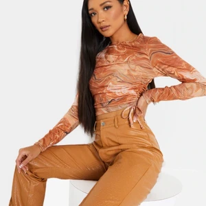 Mönstrad topp  - Säljer denna coola mönstrade topp då den inte kommer till användning 