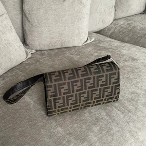 Fendi väska - Hej säljer en riktigt snygg och classy Fendi väska 