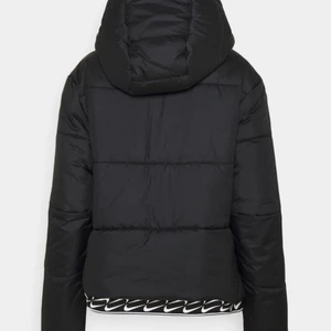 Nike vinterjacka storlek XS - Säljer denna Nike jacka som köptes förra året då det inte passar, men det går också att byta den mot samma slags jacka fast storlek M. Detta är storlek XS men passar dessutom S, som ny då jag inte har använt den så ofta och köptes för 1100kr. Skriv till mig om det behövs bilder eller om ni har frågor ☺️