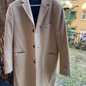 Beige höstkappa - En höstkappa från HM premium i ull och kashmir blend. Använd, men i väldigt fint skick. Pris kan diskuteras, måste hämtas idag PGA flytt.