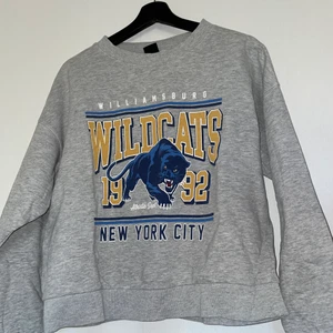 Grå Sweatshirt - Grå sweatshirt från Gina Tricot. I storlek S men passar även på mig som vanligtvis har M.