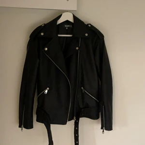 Missguided oversize jacka  - Skinnjacka i skinnimitation. Storlek 34. Oversize i modellen. 