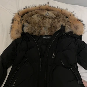 Cederico pälsjacka - Säljer min varma och sköna cederico jacka med äkta päls🤍 säljer då det inte är min stil skriv gärna privat eller i kommentarerna, nypris ca 8500. Pris kan alltid diskuteras!