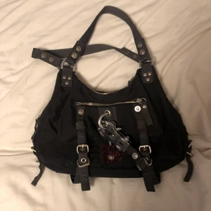 Väska från george gina & Lucy  - Jättecool väska från gg&l. Väskan är ganska stor och för mer bilder eller frågor är det bara att skriva:) den har 6 fack och är cirka 20 cm hög och 35 cm bred