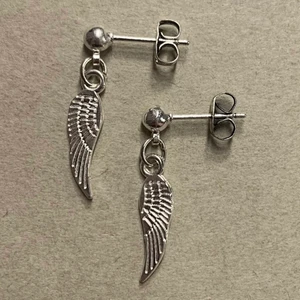 Estelle 👼🏼✨ - Självklart är örhängena nickelsäkra och örstopp ingår! 25% av all vinst doneras till Talita! Pris: 49kr/styck (inklusive frakt) 🌟