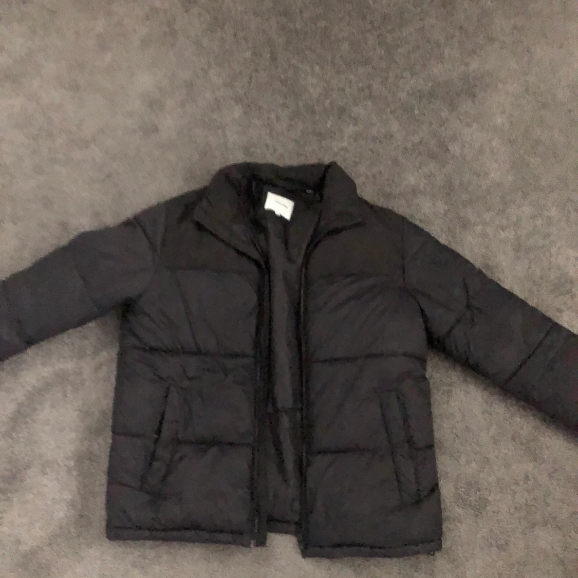 Svart puffer jacka  - 91