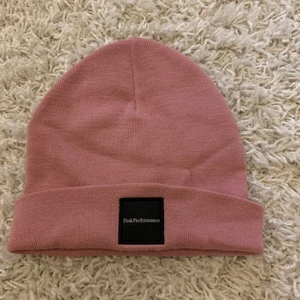 Peakpeformance mössa  - Säljer en rosa peak mössa, ord pris 300 skriv för intresse💗