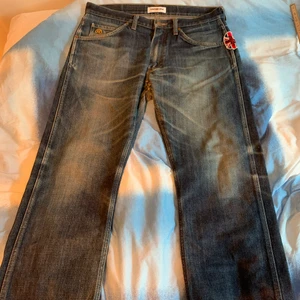 Authentic BAPE jeans - Authentic bape jeans. Skitcoola bape jeans med text på baksidan. Storlek M, bra skick. Säljer dem eftersom de är för korta på mig, passar bra om man är ganska kort. Dessa säljs second hand på depop för 1600-2000kr så detta är definitivt det bästa priset du kommer hitta.  Skriv till mig om du vill ha fler bilder eller om du har frågor.