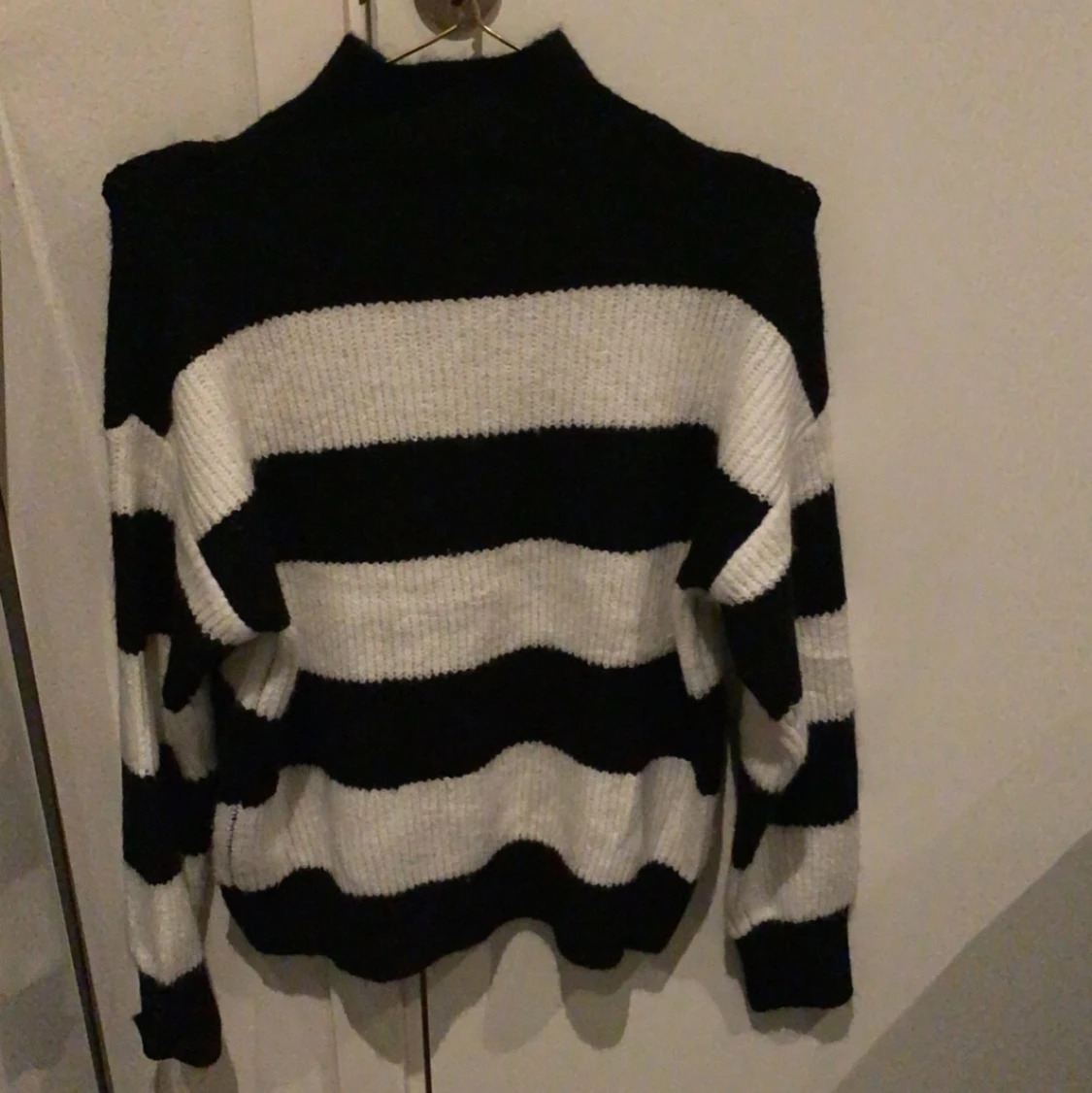 Varm jätte skön randig stickad tröja🖤✨ - 90