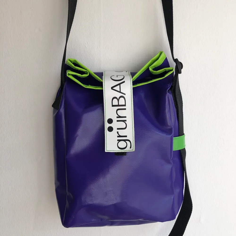 Cool shoulder bag from Grünbag // Made from leftover materials from the industry // Able to sustain a lot // Has an inner, closable pocket. Väskor.