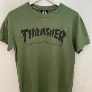 Säljer denna gröna t-shirt från Trasher. Den är använd ett fåtal ggr och är i mkt fint skick. Priset är exklusive frakt