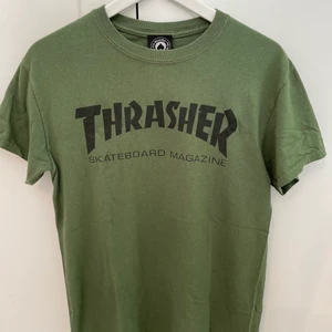 Trasher t-shirt  - Säljer denna gröna t-shirt från Trasher. Den är använd ett fåtal ggr och är i mkt fint skick. Priset är exklusive frakt