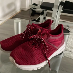 Sneakers - Säljer nu dessa skor för att dom inte kommer till användning. Använda Max 5 gånger och är i jättebra skick. Det är i storlek 38 men skulle säga att dom passar 39 också.