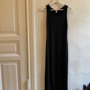 Långklänning - oanvänd  - Svart långklänning från NLY Trend. Storlek XS. Aldrig använd. Slits på sidan.