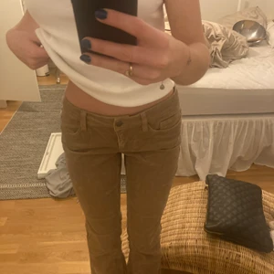 Lågmidjade manchester bootcut - Säljer ett par bruna/beiga Manchester byxor i bootcut modell, lågmidjade. Super fina! Använda MAX 2 gånger! Säljer då de inte riktigt är min stil längre.