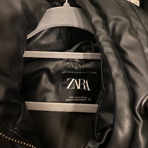 ZARA VINTERJACKA STORLEK M/S - Svart, super skön  och snygg vinterjacka!! Ordinärare pris (699kr) men säljer för 200kr för har för många jackor. 