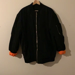 Junkyard bomberjacka - En svart oversized bomberjacka ifrån Junkyard i storlek Small !