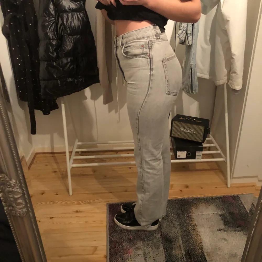 Grå jeans med slits i storlek 38! 180 kr + frakt ☺️. Jeans & Byxor.