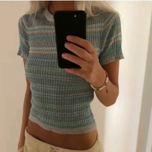 Glittrig blå topp design by si - Super gullig topp ifrån design by si💕 lånad bild! Säljer dirket för 320!