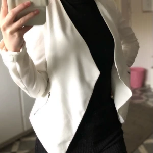 Vit kavaj  -  Något kortare, använt men fint skick. Säljer då den blivit för liten