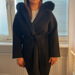 Garoff kappa med päls storlek XS  - Storlek XS men passar M, stor i storleken. Nyköpt, ingen skada. Kvitto finns kvar om ni vill se, original pris 5000kr köpt för 2500kr