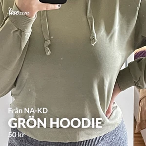 Grön (Kaki) hoodie i strl XS - Fin grön tröja som knappt är använd och är dessutom förliten för mig gillar mer oversize hoodies osv  Strl XS