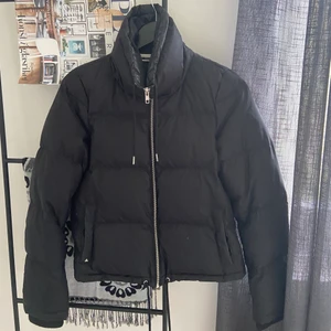 Vinter/höstjacka🖤 - Vinter/höstjacka i storlek xs🖤  fina silverdetaljer. Jag är 175 cm lång. Budgivning. ( kommer lämnas in på tvätt innan eventuell försäljning) 