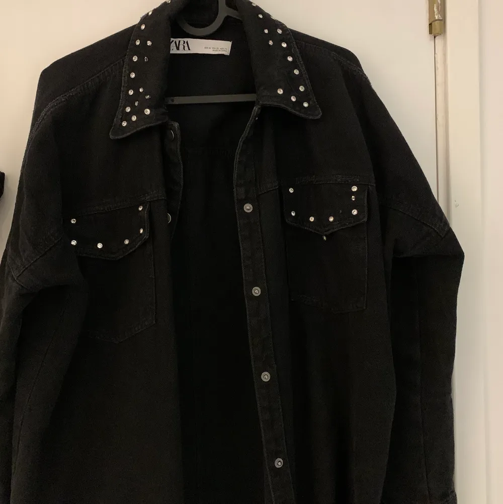 Superfin svart jeansjacka med coola detaljer! Perfekt till hösten och passar till allt! đ. Takit.