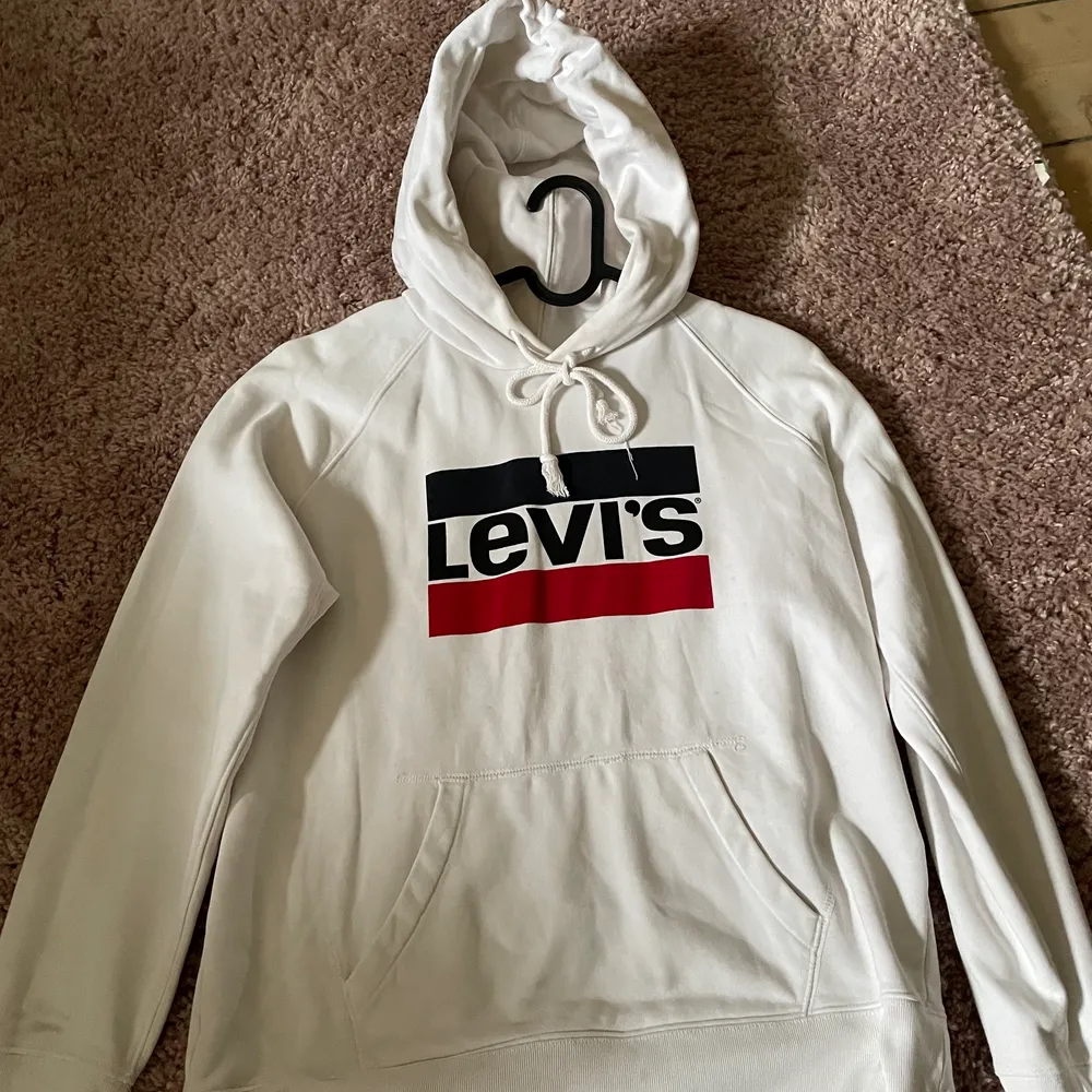 Vit levi’s hoodie. Små prickar inuti men syns inte på. Köparen står för frakten . Hoodies.