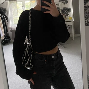 Svart väska - Säljer min fina väska från tiamo, den är i superbra skick och har använt den endast fåtal gånger💗 