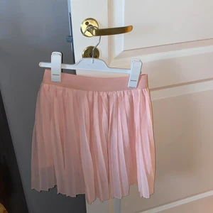 Naked  - Jättefin rosa plisserad kjol som tyvärr aldrig kommer till användning, endast använd ett fåtal gånger men super gullig och kan stylas till tex en badic stickad tröja💕 (andra bilden är lånad)