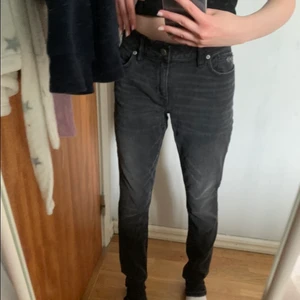 Odd Molly jeans - Säljer dem här Odd Molly jeansen i storlek 28 då dem är alldeles för långa för mig, är 161 cm lång💗KÖPTA HÄR PÅ PLICK💗