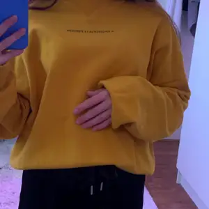 Ganska lång senapsgul sweatshirt, aldrig använd 