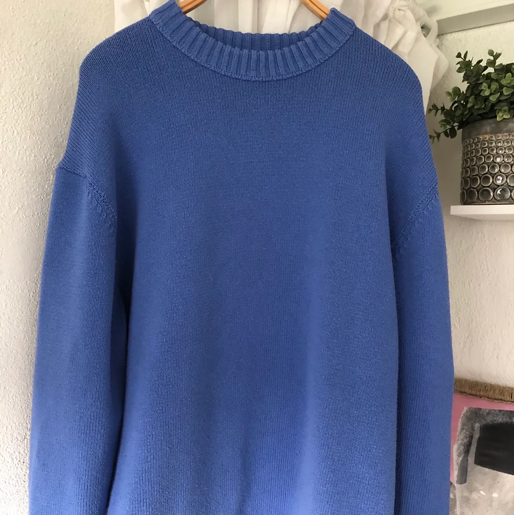 Super fin blå stickad tröja från zara man. XL men sitter som en M enligt mig. Använd fåtal gånger, säljs då den ej använda längre!. Stickat.