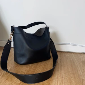 Handväska  - Inte så använd. Fin med två olika band. 