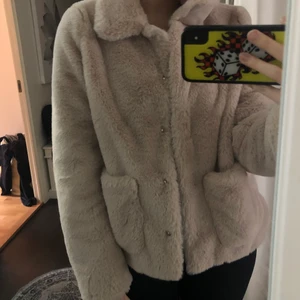 Jacka i fuskpäls - Säljer den här jackan som är i fuskpäls i storlek M. Den har knappar att stänga med och är fodrad. Den är från hm. Knappt använd, precis som ny och rökfri
