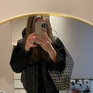 Skinnväst - Väst i skinn, endast använd 1 gång. Ser precis ut som västen från zara. Nypris 500 💖 köparen står för frakten. Från jdy, men helt slutsåld överallt i  denna storlek 