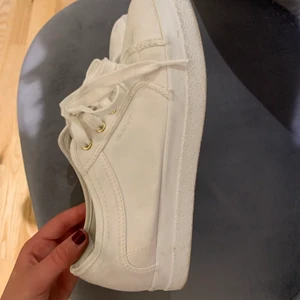Gant sneakers  - Vita fräscha Gant Sneakers i väldigt bra skick! Storlek 40 och inte använda särskilt mycket. 