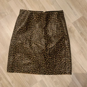 Leopard kjol från Gina - En leopard kjol ifrån Gina Tricot i storlek XS. Knappt använd. Säljer för 100kr plus frakt🥰📦🚚