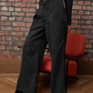 Manchester byxor - Säljer dessa jättefina manchester byxorna i wide modell på grund av att de inte kommer till användning. De är ribbade och är nästan lite korta för mig som är 163cm lång. Dessutom är de ganska tajta i midjan, men i övrigt är de super fina💕 De är köpta från shein. Bilderna är lånade så om du vill ha egna bilder kom bara privat🥰 149 + frakt