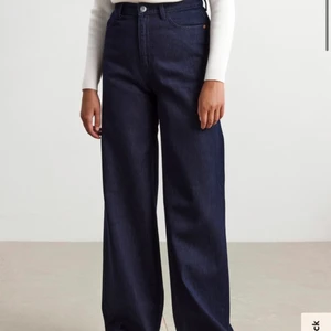 LINDEX Jackie jeans - Säljer dessa jeansen från Lindex i strl 38, superfin mörkblå färg men jag tycker de blir lite korta på mig som är 174. Slutar precis nedanför fotknölen! (Se bild) Har använt dem och tvättat dem 1 gång så i superfint skick. 🧡 köpte dem för 499kr!