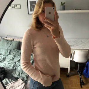 Tröja - Säljer denna superfina rosa MANGO tröjan i storlek M. Säljer då jag inte använder den längre! Väldigt fint skick och väldigt mysig material! Hör gärna av er vid intresse! Frakt ingår ej i priset!❣️