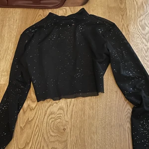 Croppad mesh topp - Säljer då jag inte använder den. Köpt på bershka för något år sedan