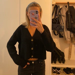 Stickad kofta stl XS - Svart stickad kofta från Bikbok💙 I fint sick och snygg passform! Köpt förra hösten så finns inte kvar i butik🌀 Kan skickas på posten och då tillkommer frakt:)