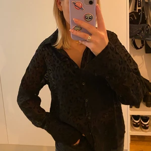 Skjorta från Bikbok stl 34 - Så cool skjorta från Bikbok🖤 Den är lite genomskinlig med leopardmönster i samer och den har som en slits vid händerna✨ Så snyggt under en stickad tröja som en extra detalj eller en utekväll!🪐 Kan postas postas och då tillkommer frakt🖤