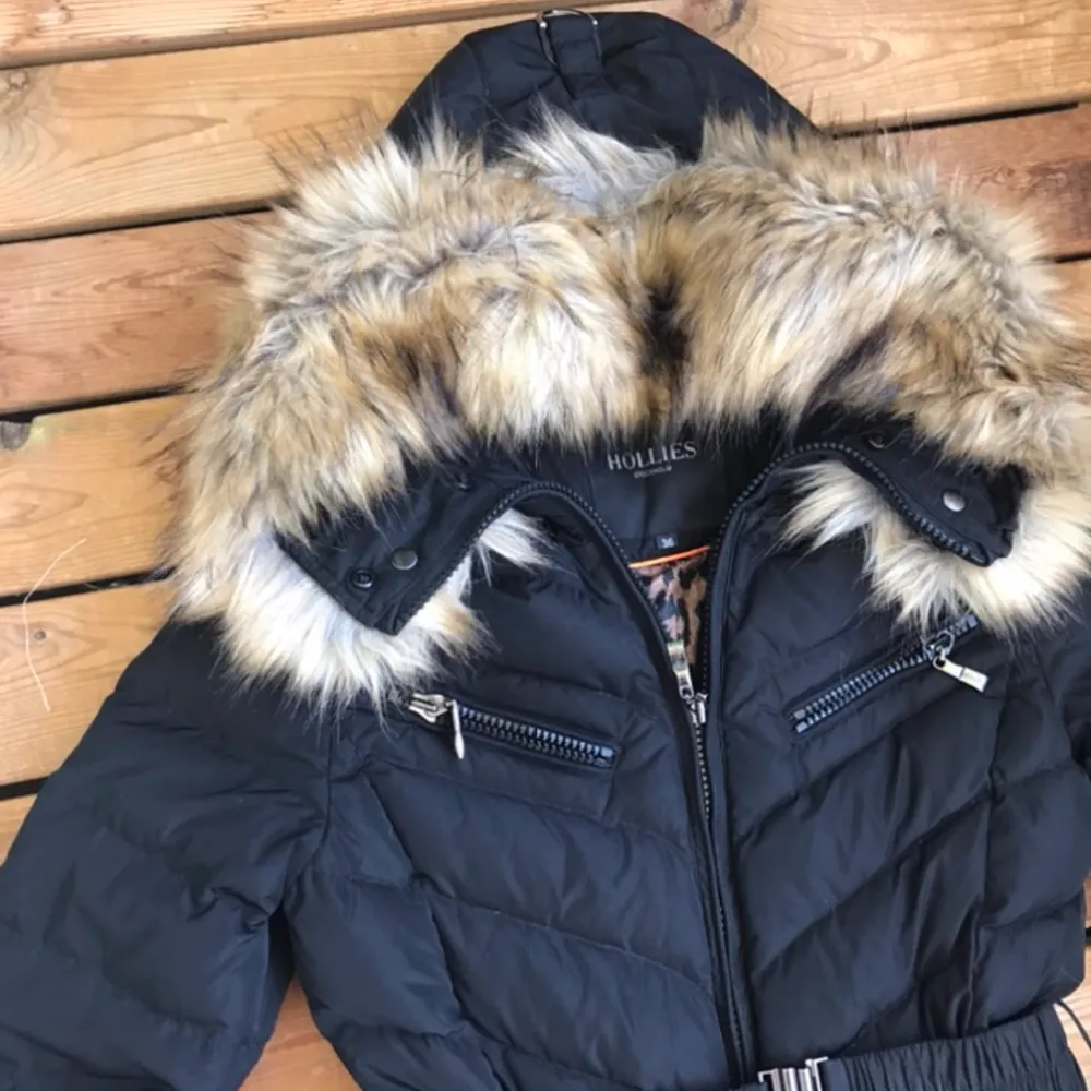Säljer en Hollies Davos vinterjacka i storlek 36 , med fusk päls! Jackan är i gott skick! Kvitto finns. . Takit.